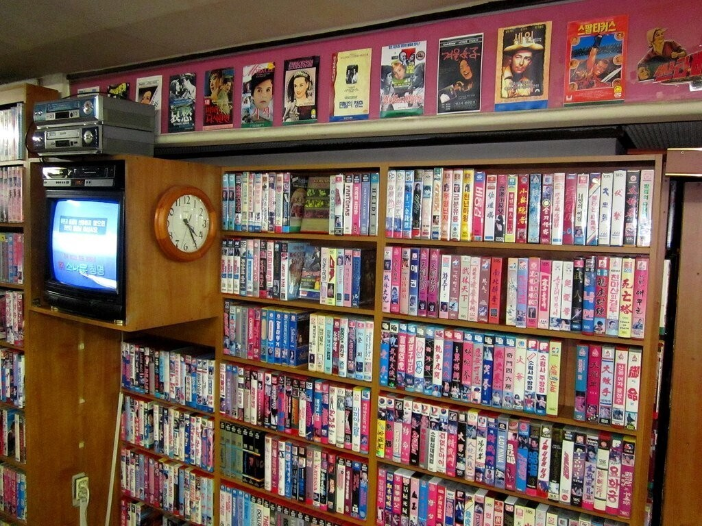1990년대 한국 동네 비디오 대여점 내부, VHS 테이프가 가득한 진열장