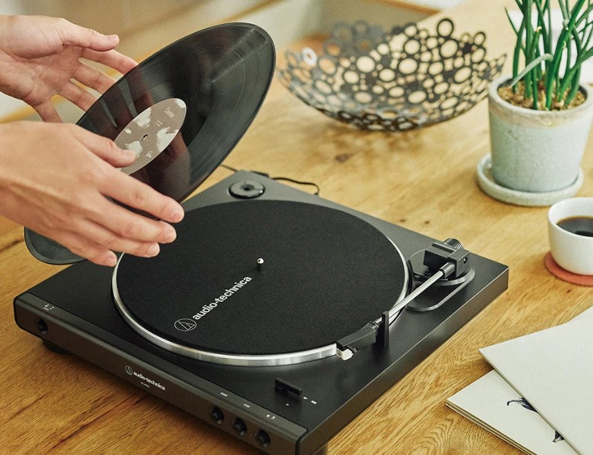 오디오테크니카 AT-LP60X 벨트 구동 완전자동 턴테이블에 LP판을 올리는 모습