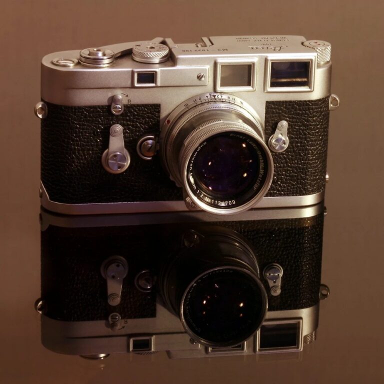 1954년 출시된 라이카 M3 레인지파인더 카메라와 주미크론 50mm F2 렌즈