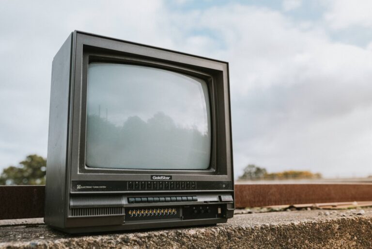 야외에 놓인 빈티지 브라운관(CRT) TV